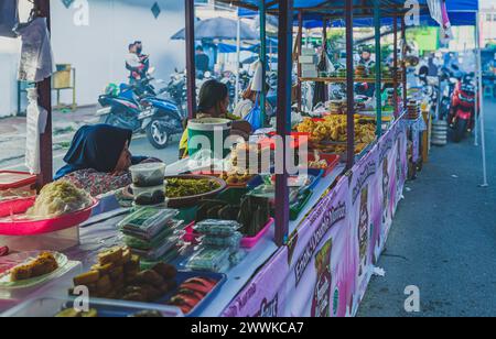 Balikpapan, Indonesia - 22 marzo 2024. Vendono vari snack dolci tradizionali indonesiani e cibi fritti nel mercato del Ramadan. Foto Stock