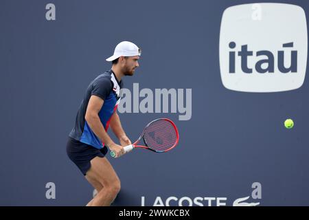 MIAMI GARDENS, FLORIDA - 24 MARZO: Tomas Machac della Repubblica Ceca sconfigge Andy Murray della Gran Bretagna il giorno 9 del Miami Open all'Hard Rock Stadium il 24 marzo 2024 a Miami Gardens, Florida. Persone: Tomas Machac credito: Storms Media Group/Alamy Live News Foto Stock