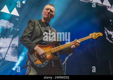 Nottingham, Regno Unito. 24 marzo 2024, Motorpoint Arena, Nottingham, Regno Unito. Evento: Simple Minds supportato da del Amitri. Didascalia: GED Grimes (bassista Simple Minds) immagine: Mark Dunn / Alamy Live News (intrattenimento) Foto Stock