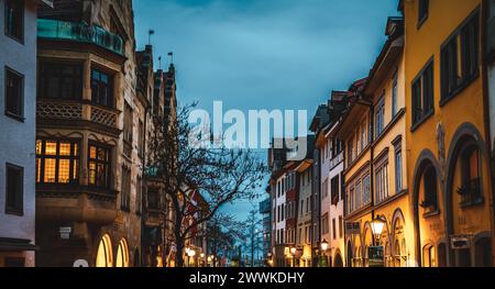 Beschreibung: Romantische Laternenbeleuchtung in der Zollnerstraße am Abend. Costanza, Bodensee, Baden-Württemberg, Deutschland, Europa. Foto Stock