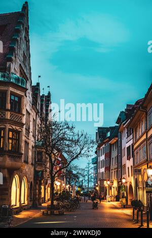 Beschreibung: Romantische Laternenbeleuchtung in der Zollnerstraße am Abend. Costanza, Bodensee, Baden-Württemberg, Deutschland, Europa. Foto Stock