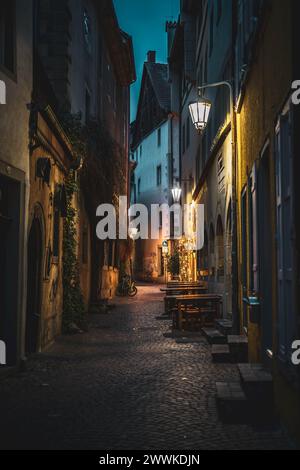 Beschreibung: Romantische Laternenbeleuchtung in der Salmannsweilergasse am Abend. Costanza, Bodensee, Baden-Württemberg, Deutschland, Europa. Foto Stock