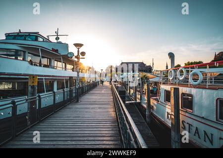 Descrizione: Soleggiata atmosfera serale sul pontile d'imbarco con il traghetto storico al porto vicino al consiglio. Porto, Costanza, lago di Costanza (B Foto Stock