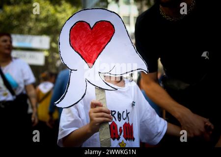 Buenos Aires, Argentina. 24 marzo 2024. Un giovane possiede l'immagine di un fazzoletto bianco che rappresenta la lotta delle madri di Plaza de Mayo durante una manifestazione per commemorare il 48° anniversario del colpo di stato militare del 1976. Gli argentini ricordano le vittime della dittatura militare in commemorazione della giornata nazionale della memoria per la verità e la giustizia. Credito: SOPA Images Limited/Alamy Live News Foto Stock