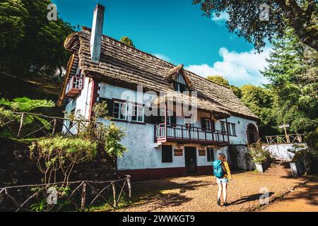 Descrizione: Casa vicino al parcheggio e all'inizio del sentiero escursionistico. Levada di Caldeirão Verde, Isola di Madeira, Portogallo, Europa. Foto Stock