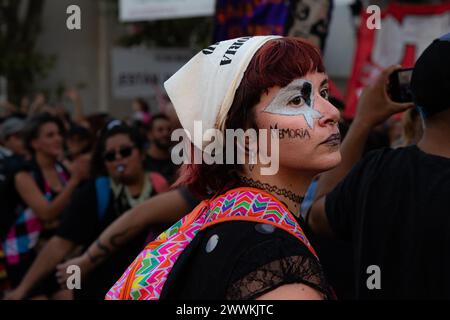 Buenos Aires, Buenos Aires, Argentina. 1 gennaio 2014. 24 marzo 2024 - Buenos Aires, Argentina - .primo piano di una giovane donna con un fazzoletto bianco (simbolo delle madri e delle nonne di Plaza de Mayo.) Dipinta sul suo volto accanto alla parola "memoria" nel 46° anniversario del colpo di Stato militare del 1976, l'Argentina smette di ricordare e riflettere su uno dei capitoli più bui della sua storia, onorando i scomparsi e ribadendo il suo impegno per la verità, la giustizia e la memoria. (Credit Image: © Maximiliano Ramos/ZUMA Press Wire) SOLO PER USO EDITORIALE! Non per USO commerciale! Foto Stock
