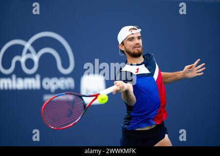 MIAMI GARDENS, FLORIDA - 24 MARZO: Tomas Machac della Repubblica Ceca in azione durante il suo match contro Andy Murray della Gran Bretagna il giorno 9 del Miami Open all'Hard Rock Stadium il 24 marzo 2024 a Miami Gardens, Florida. (Foto di Mauricio Paiz) credito: Mauricio Paiz/Alamy Live News Foto Stock