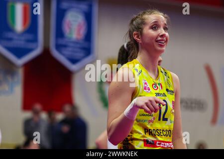 Busto Arsizio, Italia. 24 marzo 2024. Madison Bugg #12 del Prosecco Doc Imoco Conegliano gesta durante la partita femminile Volley serie A 2023/24 tra UYBA e-Work Volley Busto Arsizio e Prosecco Doc Imoco Conegliano all'e-Work Arena. Credito: SOPA Images Limited/Alamy Live News Foto Stock