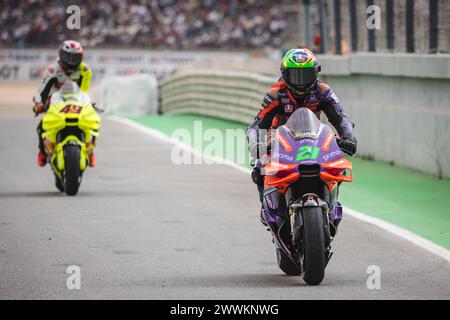 Portimao, Portogallo. 24 marzo 2024. Franco Morbidelli e prima Pramac Racing (21) e Fabio di Giannantonio dell'Italia e Pertamina Enduro VR46 Racing Team (49) in azione durante la gara MotoGP del Gran Premio di Tissot del Portogallo il 24 marzo 2024, svoltasi sul circuito Internazionale di Algarve a Portimao, Portogallo. Credito: SOPA Images Limited/Alamy Live News Foto Stock