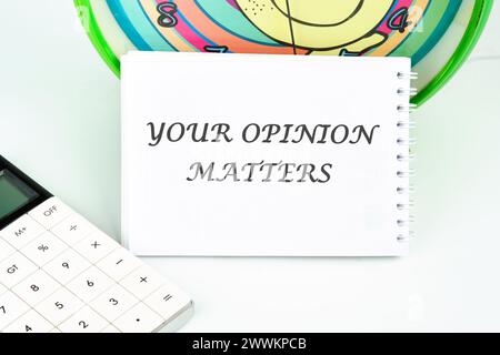 LA SUA OPINIONE CONTA UNA frase scritta su un cartellino bianco Foto Stock