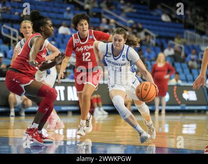 La guardia dei Creighton Bluejays Lauren Jensen (15) guida al basket 2024 Women's NCAA Tournament - Round of 64, Los angles, California, sabato 23 marzo 2024. Creighton Blue Jays batte UNLV 87-73 (David Venezia / immagine dello sport) Foto Stock