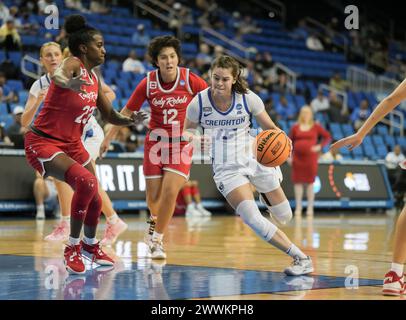 La guardia dei Creighton Bluejays Lauren Jensen (15) guida al basket 2024 Women's NCAA Tournament - Round of 64, Los angles, California, sabato 23 marzo 2024. Creighton Blue Jays batte UNLV 87-73 (David Venezia / immagine dello sport) Foto Stock