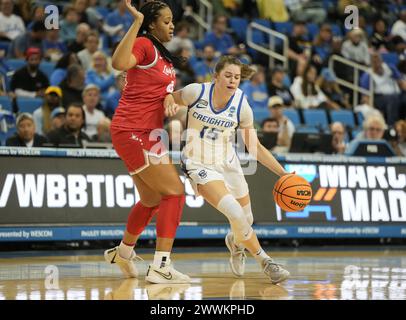 Lauren Jensen (15), guardia dei Creighton Bluejays, guida al basket durante il torneo femminile NCAA 2024 - Round of 64, Los Angles, California, sabato 23 marzo 2024. Creighton Blue Jays batte UNLV 87-73 (David Venezia / immagine dello sport) Foto Stock