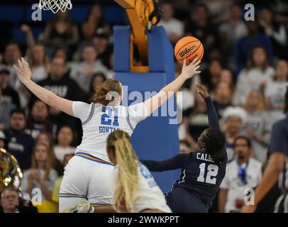 La guardia dei California Baptist Lancers Nae Nae Calhoun (12) si arrampica mentre viene bloccata dall'attaccante degli UCLA Bruins Lina Sontag (21) durante il primo round del torneo NCAA al Pauley Pavilion, sabato 23 marzo 2024, al Pauley Pavilion di Los Angeles. L'UCLA sconfisse Cal Baptist 84-55. (David Venezia/immagine dello sport) Foto Stock