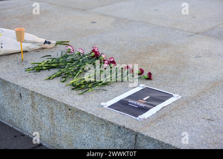 Melbourne, Australia. 24 marzo 2024. Un memoriale improvvisato con fiori e candele in lutto vicino alla fiamma eterna al Santuario della memoria di Melbourne, Australia, in memoria delle vittime dei terroristi nel municipio di Crocus in Russia. (Foto di Alexander Bogatyrev/SOPA Images/Sipa USA) credito: SIPA USA/Alamy Live News Foto Stock