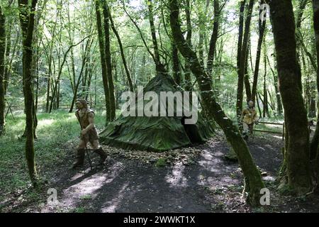 Scena di vita durante la preistoria ricostruita al Parco Prehisto nella valle del fiume Vézère nel Périgord Noir nella regione delle grotte di Lascaux. Tursac, Pér Foto Stock