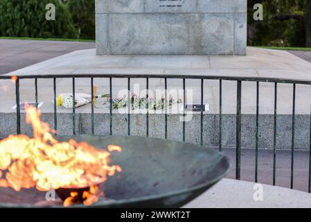 Melbourne, Australia. 24 marzo 2024. Un memoriale improvvisato con fiori e candele in lutto vicino alla fiamma eterna al Santuario della memoria di Melbourne, Australia, in memoria delle vittime dei terroristi nel municipio di Crocus in Russia. (Foto di Alexander Bogatyrev/SOPA Images/Sipa USA) credito: SIPA USA/Alamy Live News Foto Stock