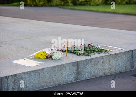 Melbourne, Australia. 24 marzo 2024. Un memoriale improvvisato con fiori e candele in lutto vicino alla fiamma eterna al Santuario della memoria di Melbourne, Australia, in memoria delle vittime dei terroristi nel municipio di Crocus in Russia. (Foto di Alexander Bogatyrev/SOPA Images/Sipa USA) credito: SIPA USA/Alamy Live News Foto Stock