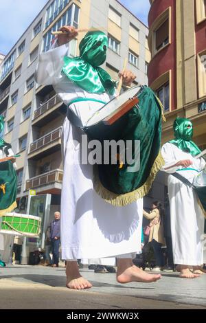 24 marzo 2024, Avilés, Asturie, Spagna: Aviles, Spagna, 24 marzo 2024: un Nazareno che suona la batteria durante la processione Borriquilla, il 24 marzo 2024, ad Aviles, Spagna. (Credit Image: © Alberto Brevers/Pacific Press via ZUMA Press Wire) SOLO PER USO EDITORIALE! Non per USO commerciale! Foto Stock