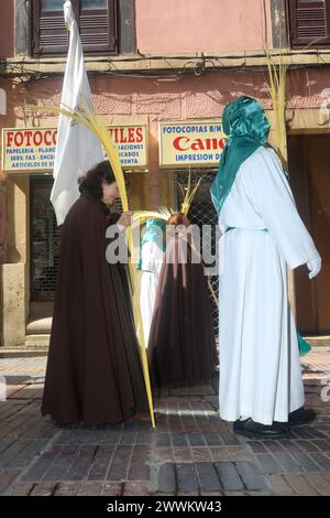 24 marzo 2024, Avilés, Asturie, Spagna: Avilés, Spagna, 24 marzo 2024: diversi Nazareni con donne che trasportano palme durante la Processione Borriquilla, il 24 marzo 2024, ad Avilés, in Spagna. (Credit Image: © Alberto Brevers/Pacific Press via ZUMA Press Wire) SOLO PER USO EDITORIALE! Non per USO commerciale! Foto Stock