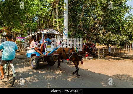 Un tradizionale carretto di cavalli (Cidomo) in attesa di turisti sulle isole indonesiane Gili al largo della costa di Lombok. Foto Stock