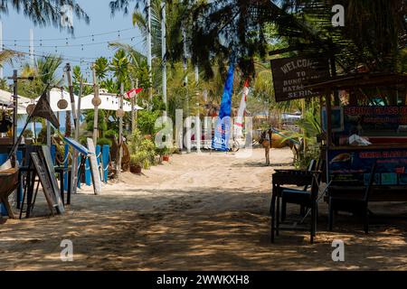 GILI AIR, INDONESIA - 6 NOVEMBRE 2023: Le strade principali della piccola isola tropicale di Gili Air in Indonesia. Foto Stock