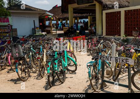 Noleggio biciclette vicino al porto principale sulla piccola isola di Gili Air. Le isole Gili indonesiane non consentono il trasporto motorizzato. Foto Stock