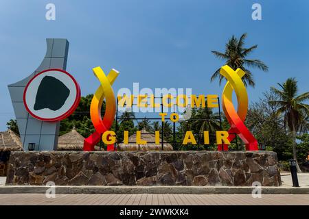 GILI AIR, INDONESIA - 6 NOVEMBRE 2023: Le strade principali della piccola isola tropicale di Gili Air in Indonesia. Non è consentito il trasporto motorizzato Foto Stock