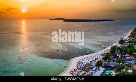 Vista aerea di uno splendido tramonto tropicale e spiaggia sabbiosa (Isole Gili, Indonesia) Foto Stock