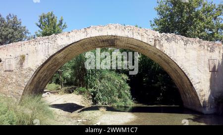 Ponte in pietra sul fiume Platis Potamos sull'isola di Creta (Grecia) Foto Stock