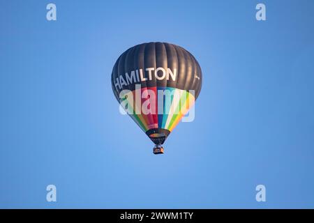 Hamilton, nuova Zelanda, 14 marzo 2023: Mongolfiere su Waikato all'alba, vista dall'altra parte del lago Foto Stock