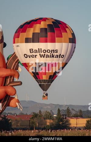 Hamilton, nuova Zelanda, 14 marzo 2023: Mongolfiere su Waikato all'alba, vista dall'altra parte del lago Foto Stock