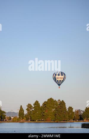 Hamilton, nuova Zelanda, 14 marzo 2023: Mongolfiere su Waikato all'alba, vista dall'altra parte del lago Foto Stock