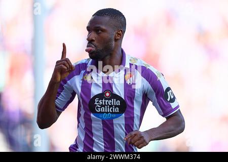 Valladolid, Spagna. 24 marzo 2024. Mamadou Sylla del Real Valladolid celebra il suo gol contro l'SD Eibar durante la partita di calcio 2023/24 della settimana 32 LaLiga Hypermotion tra il Real Valladolid e l'SD Eibar allo stadio Jose Zorrilla. Punteggio finale: Real Valladolid 3 : 1 SD Eibar credito: SOPA Images Limited/Alamy Live News Foto Stock