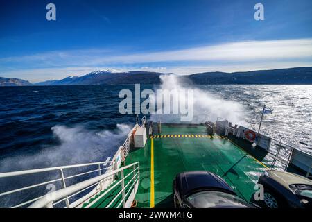 Sul traghetto tra Maderno e Torri del Benaco sul Lago di Garda, Italia Foto Stock