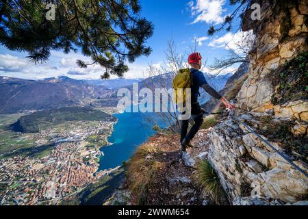 Sulla via Ferrata dell'amicizia nei pressi di Riva del Garda, Italia Foto Stock