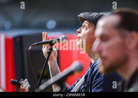 Lipsia, Germania. 24 marzo 2024. Philipp Burger, cantante e chitarrista altoatesino, canta durante la sua presentazione alla Fiera del Libro di Lipsia. Crediti: Jan Woitas/dpa/Alamy Live News Foto Stock