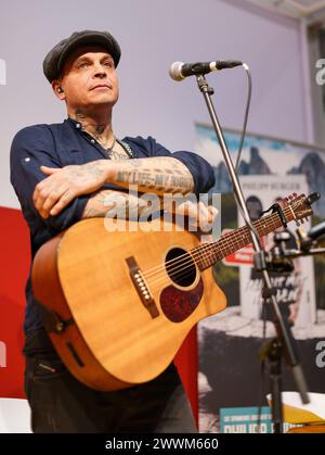 Lipsia, Germania. 24 marzo 2024. Philipp Burger, cantante e chitarrista altoatesino, parla durante il lancio del suo libro alla Fiera del Libro di Lipsia. Crediti: Jan Woitas/dpa/Alamy Live News Foto Stock