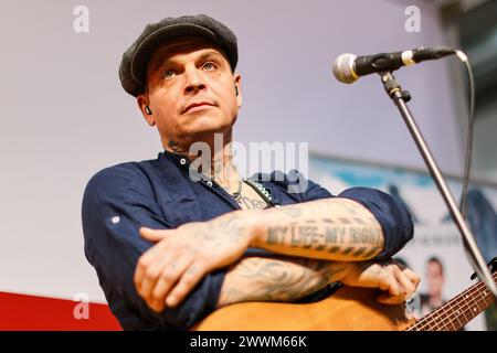 Lipsia, Germania. 24 marzo 2024. Philipp Burger, cantante e chitarrista altoatesino, parla durante il lancio del suo libro alla Fiera del Libro di Lipsia. Crediti: Jan Woitas/dpa/Alamy Live News Foto Stock