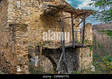 Il caratteristico gafio ligneo in stile lombardo in una casa in rovina a Bugnara. Bugnara, provincia dell'Aquila, Abruzzo, Italia, Europa Foto Stock