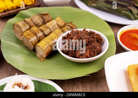 Primo piano di lemang e rendang di manzo Foto Stock