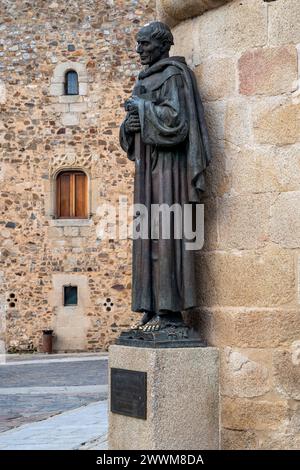 Statua di San Pedro de Alcántara fuori dalla cattedrale, Caceres, Estremadura, Spagna Foto Stock