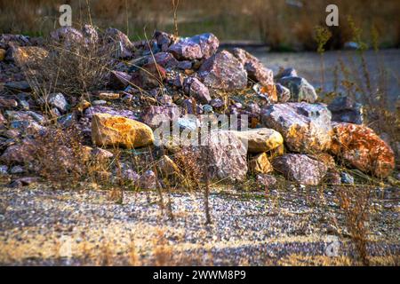L'arte della natura si rivela in pile di roccia bilanciate sul terreno, creando una sistemazione serena e armoniosa in mezzo al paesaggio all'aperto. Foto Stock