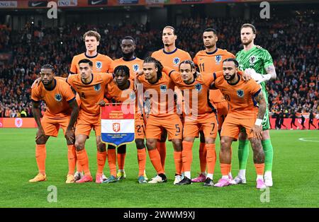 Calcio, partita internazionale, amichevole per Euro 2024, Amsterdam Arena, Paesi Bassi - Scozia; Teamfoto Scozia, ritorno da sinistra: Mats Wieffer (NED), Lutsharel Geertruida (NED), Virgil Van Dijk (NED), Cody Gakpo (NED), Mark Flekken (NED), fronte da sinistra: Georginio Wijnaldum (NED), Tijani Reijnders (NED), Jeremie Frimpong (NED), Nathan Ake (NED), Xavi Simons (NED), Memphis Depay (NED). Foto Stock