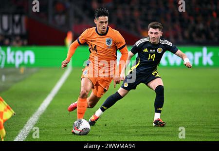 Fussball, LŠnderspiel, Freundschaftsspiel zur Euro 2024, Amsterdam Arena, Niederlande - Schottland 4:0; Tijani Reijnders (NED), Billy Graham (SCO). LE NORMATIVE UEFA DI AKTION VIETANO QUALSIASI USO DI FOTOGRAFIE COME SEQUENZE DI IMMAGINI E/O QUASI-VIDEO Foto Stock