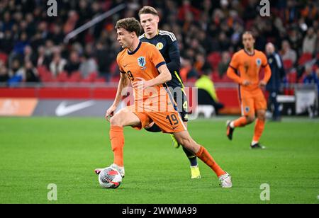 Fussball, LŠnderspiel, Freundschaftsspiel zur Euro 2024, Amsterdam Arena, Niederlande - Schottland 4:0; Mats Wieffer (NED), Scott McTominay (SCO). LE NORMATIVE UEFA DI AKTION VIETANO QUALSIASI USO DI FOTOGRAFIE COME SEQUENZE DI IMMAGINI E/O QUASI-VIDEO Foto Stock