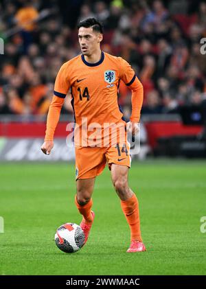 Fussball, LŠnderspiel, Freundschaftsspiel zur Euro 2024, Amsterdam Arena, Niederlande - Schottland 4:0; Tijani Reijnders (NED). Aktion, Einzelbild. LE NORMATIVE UEFA VIETANO QUALSIASI USO DI FOTOGRAFIE COME SEQUENZE DI IMMAGINI E/O QUASI-VIDEO Foto Stock