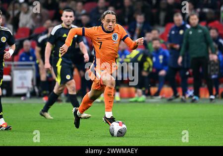 Fussball, LŠnderspiel, Freundschaftsspiel zur Euro 2024, Amsterdam Arena, Niederlande - Schottland 4:0; Xavi Simons (NED). Aktion, Einzelbild. LE NORMATIVE UEFA VIETANO QUALSIASI USO DI FOTOGRAFIE COME SEQUENZE DI IMMAGINI E/O QUASI-VIDEO Foto Stock