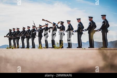 La U.S. Air Force Honor Guard conduce un'esercitazione sulla flightline, 22 marzo 2024, presso la Luke Air Force base in Arizona. Sia i Thunderbirds che l'USAF Foto Stock