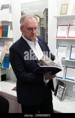 Buchmesse Leipzig GER, Leipzig,20240321, Buchmesse Leipzig, mit Reiner Haseloff, Ministerpräsident des Landes Sachsen Anhalt *** Leipzig Book Fair GER, Lipsia,20240321, Leipzig Book Fair, con Reiner Haseloff, ministro presidente dello Stato di Sassonia-Anhalt Foto Stock